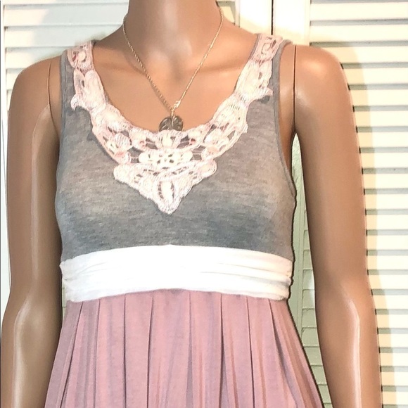 XXI Sleeveless Babydoll Knit Blouse Embroidered floral design Gray and Mauve S - Picture 2 of 7